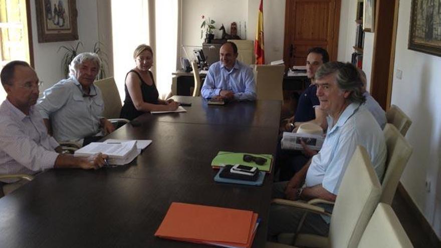 Imagen de archivo de una reunión del alcalde, Vicent Marí, con la asociación de afectados de la cantera que preside Ángel Nieto.
