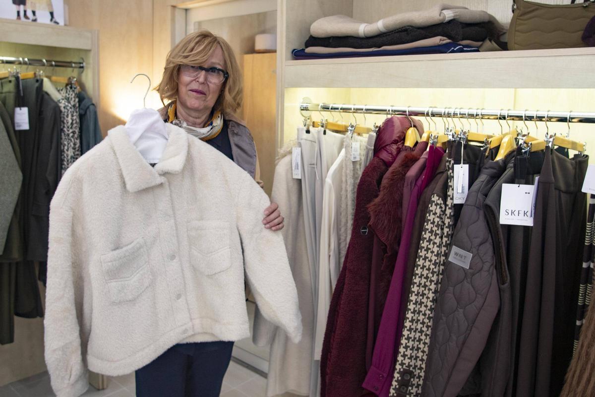 Carmen Galán muestra algunas de las prendas de su tienda.