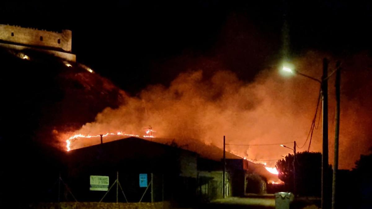 Momento del incendio del cerro del castillo en Medellín.