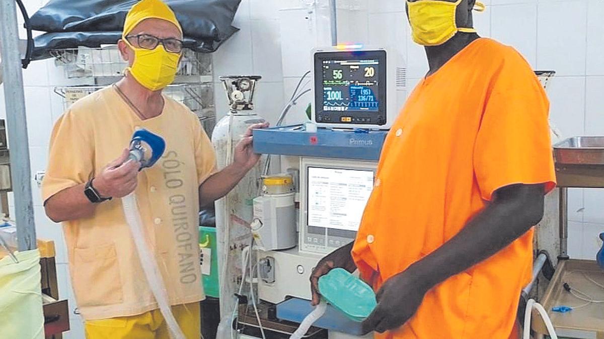 El doctor Antonio Villalonga posant en marxa l’aparell i fent formació al Camerun.
