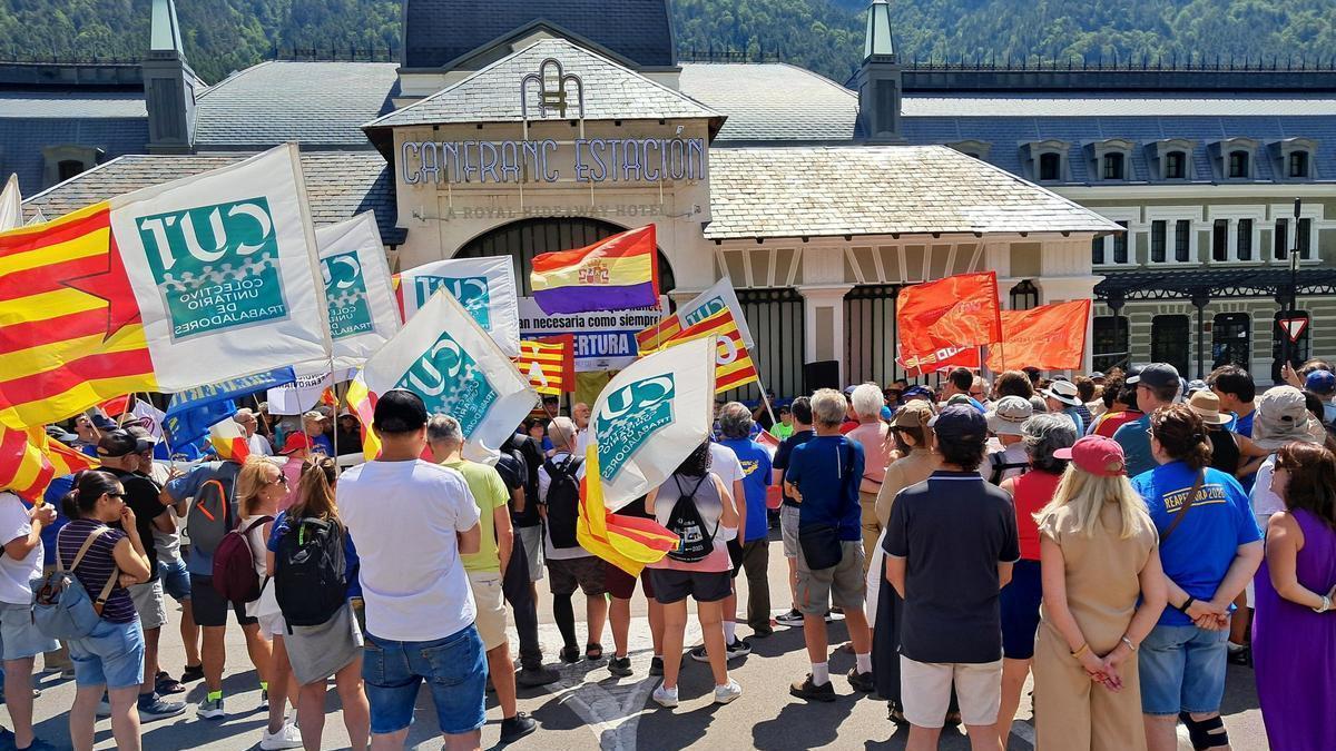 La concentración de protesta en favor de la reapertura del Canfranc que se ha celebrado este domingo por la mañana.
