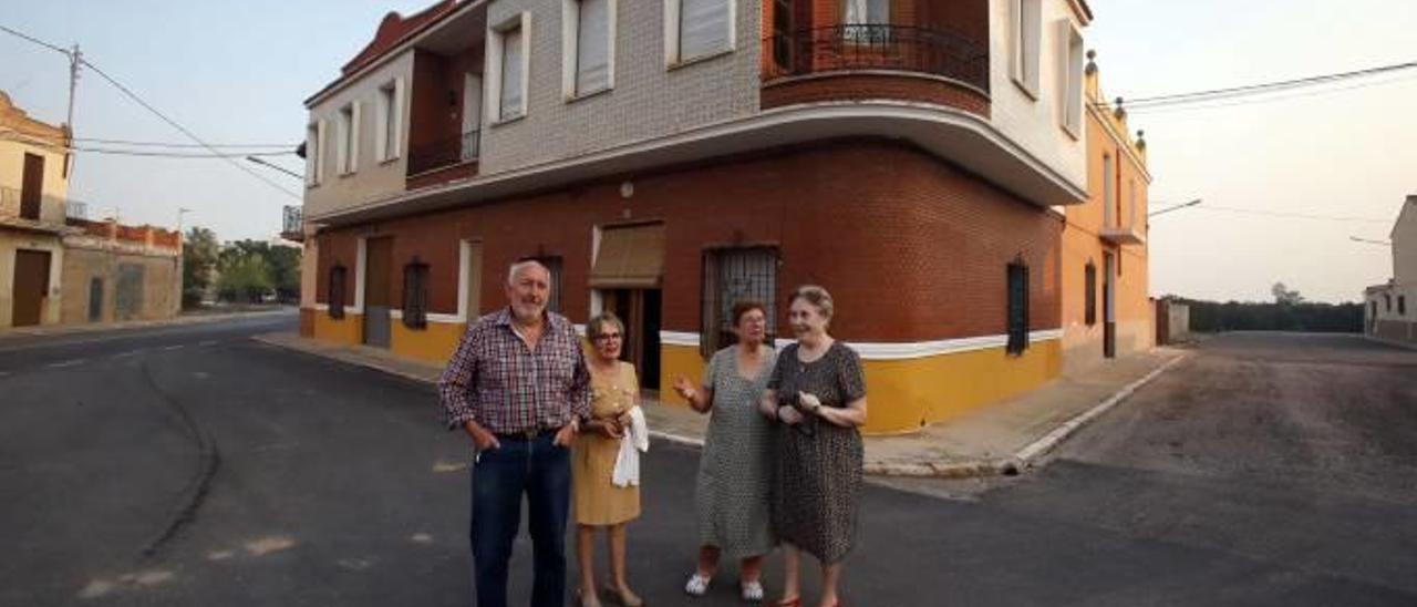 Algunos vecinos de Gavarda charlan en una de las calles del núcleo antiguo.