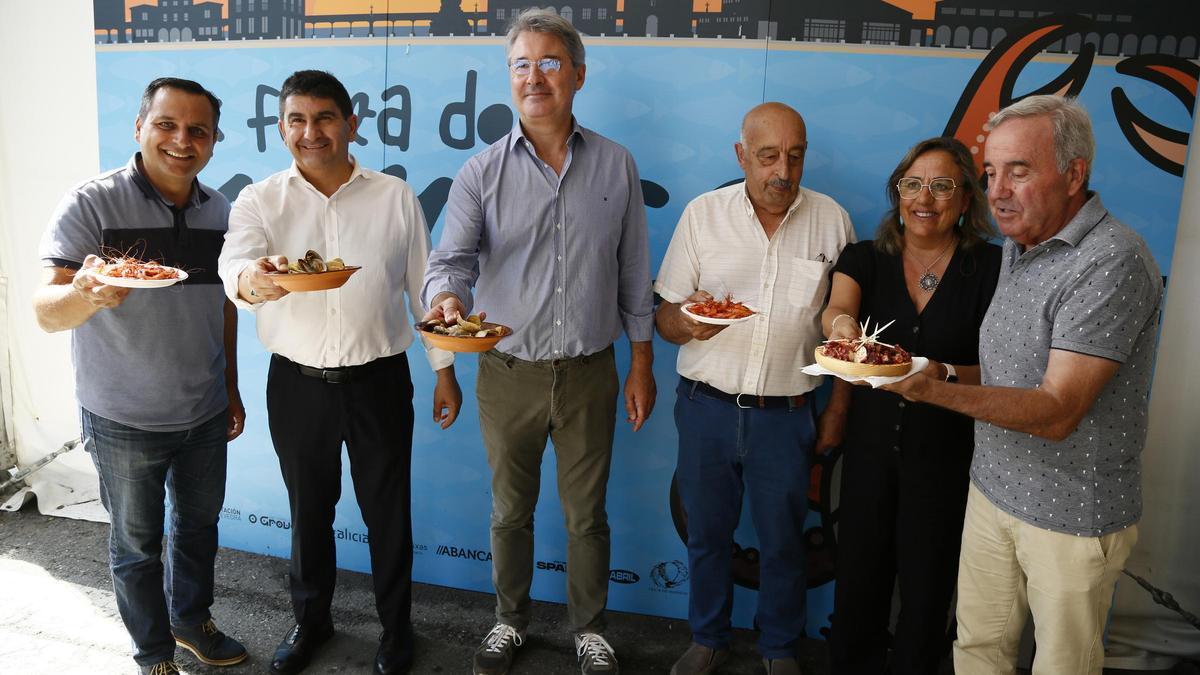José Cacabelos acompañado del delegado del Gobierno en Galicia y cuatro de sus concejales.
