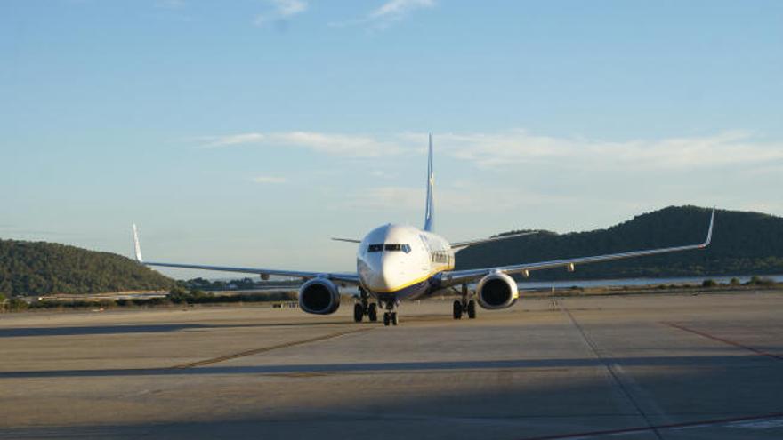 Un avión en el aeropuerto de Ibiza.