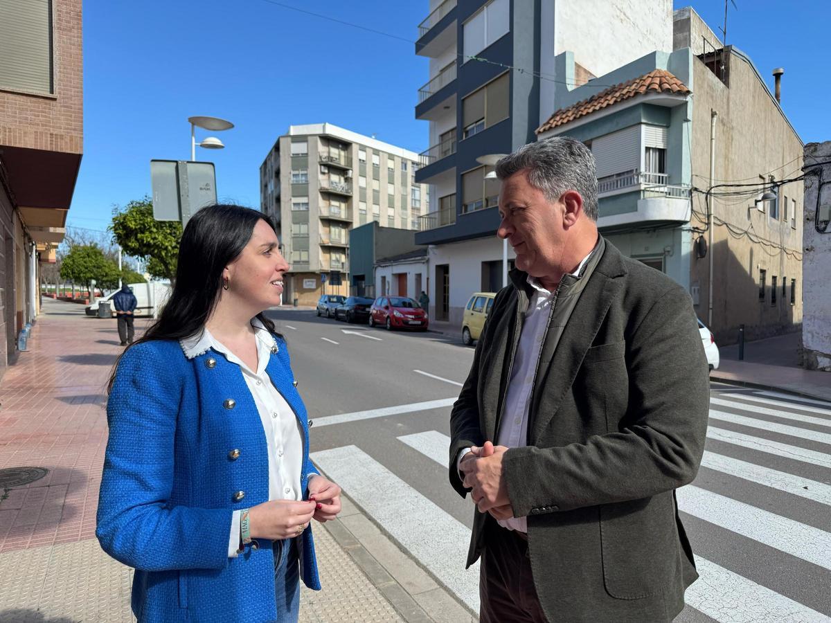 El conseller de Medio Ambiente e Infraestructuras, Vicente Martínez Mus, junto a la alcaldesa de Torreblanca, Tania Agut.