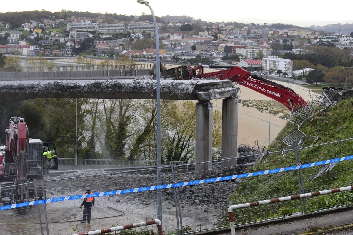 Derribo del viaducto de acceso al Chuac con el corte de tráfico en A Pasaxe Derribo del viaducto de acceso al Chuac con el corte de tráfico en A Pasaxe