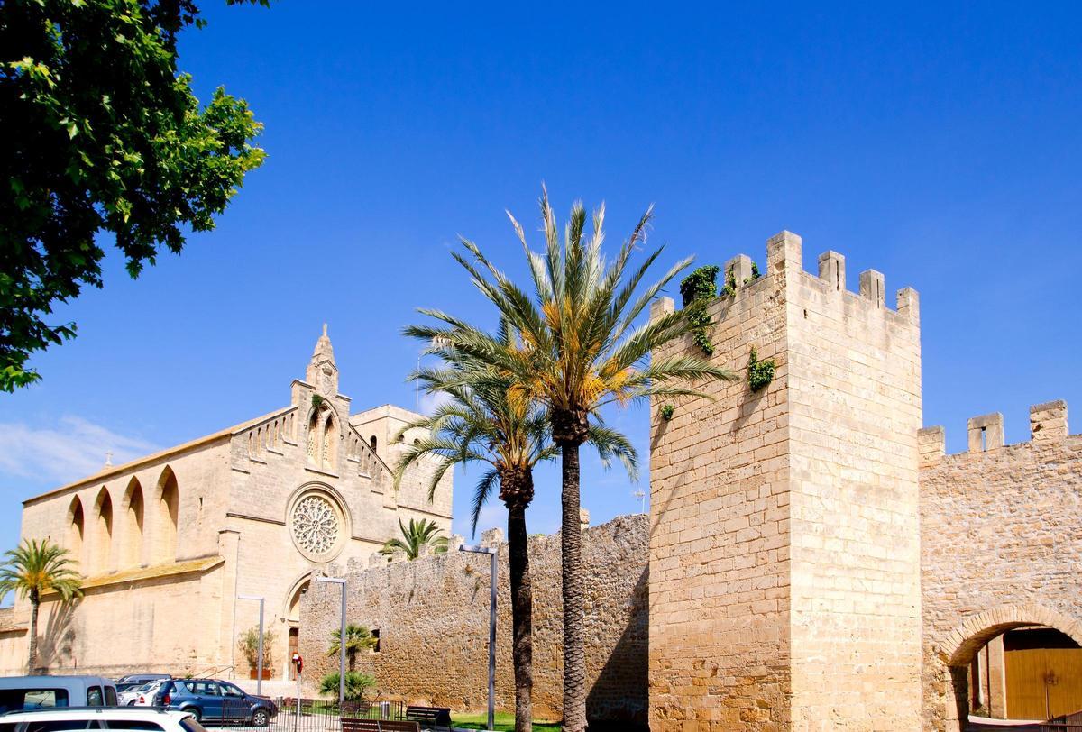 Las murallas y la iglesia de Sant Jaume de Alcúdia