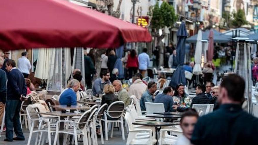 Los hosteleros abordarán mañana  el conflicto sobre los veladores