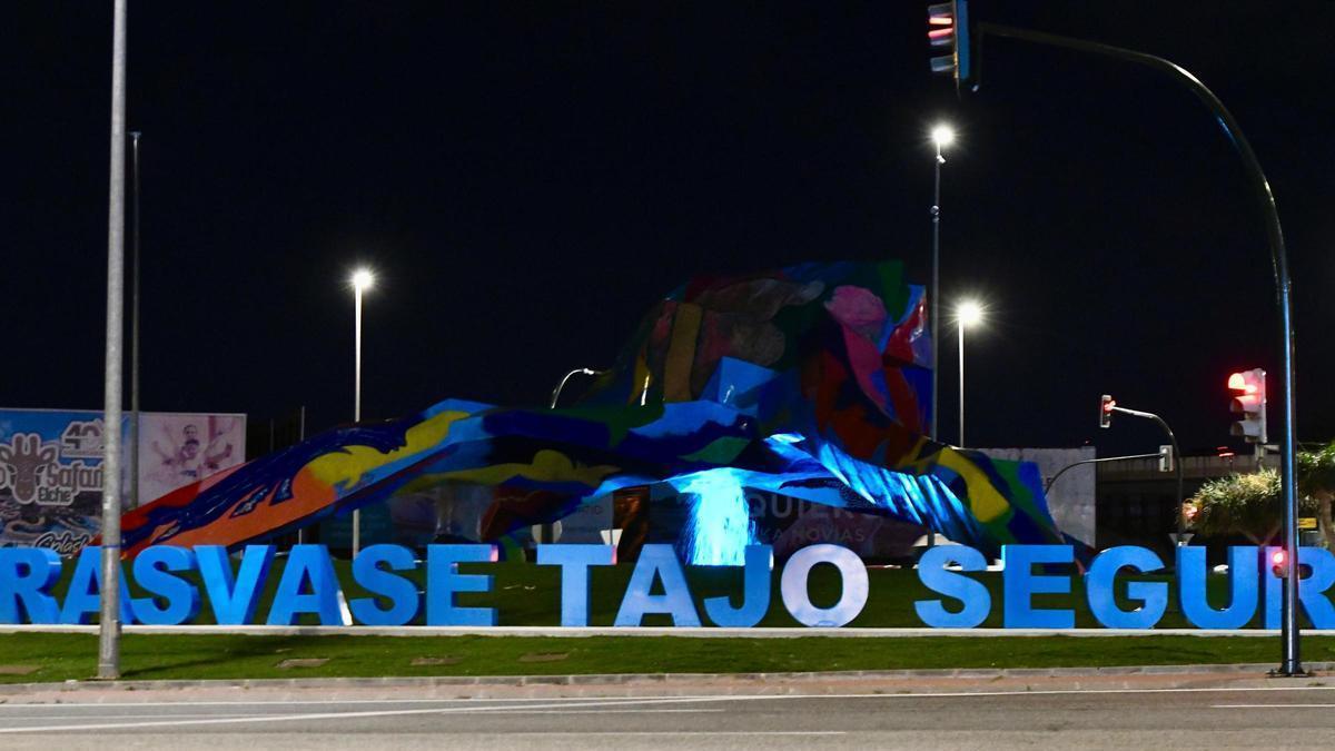 La rotonda de la Ninfa del Agua estrena cascada y se enciende de noche en Murcia