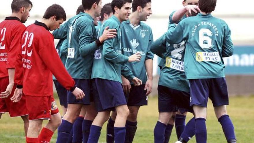 Los jugadores del Club Deportivo Benavente celebran el tanto de Israel en la primera parte en Nava del Rey.