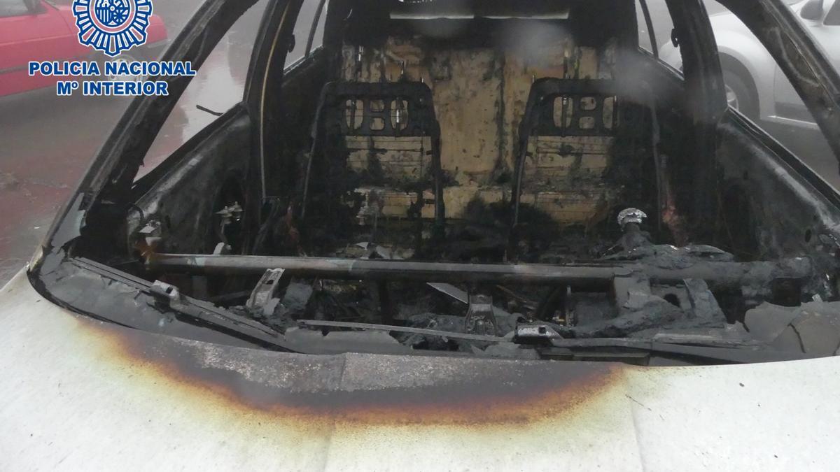 Estado de uno de los coches quemados por el pirómano de La Esperanza