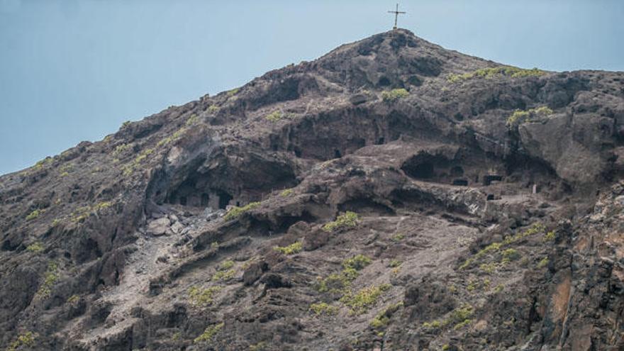 El Confital estará cerrado tres días para retirar las piedras que aún puedan caer