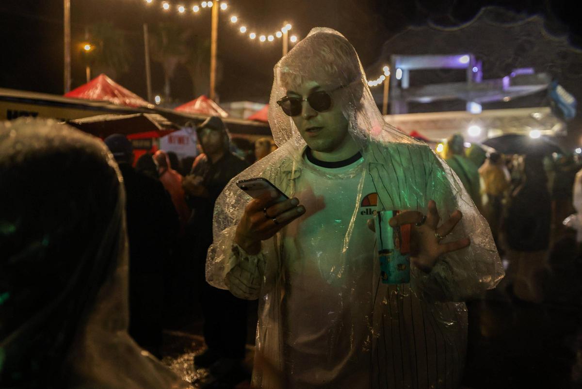La lluvia suspende temporalmente algunos conciertos el primer día del Primavera Sound. La lluvia suspende temporalmente algunos conciertos el primer día del Primavera Sound.