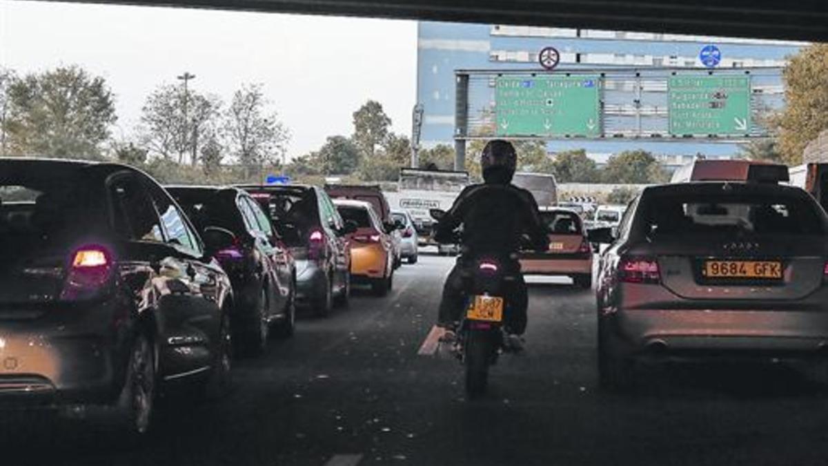 Contaminación.  Circulación lenta en una de las rondas de Barcelona