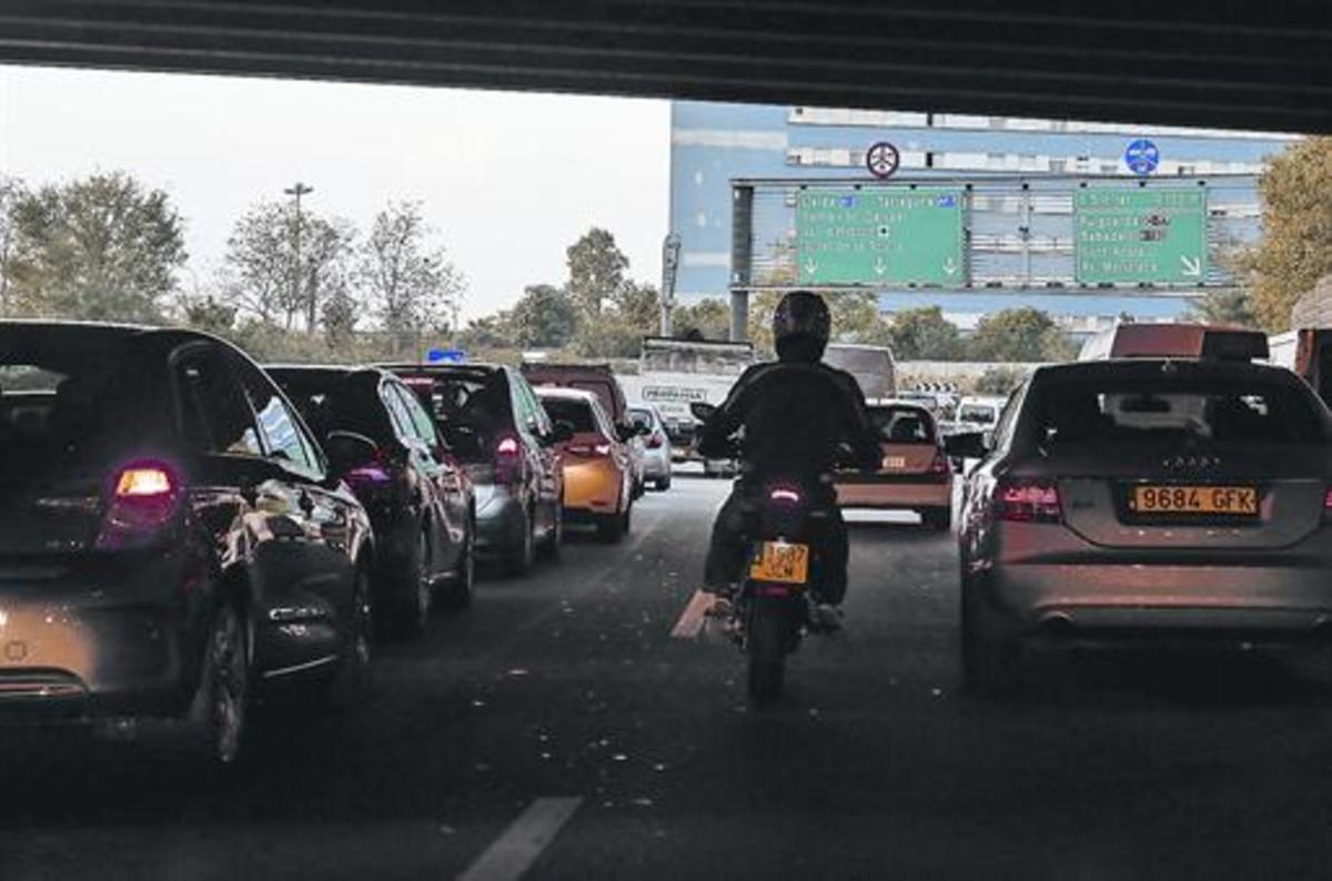 Contaminación. Circulación lenta en una de las rondas de Barcelona