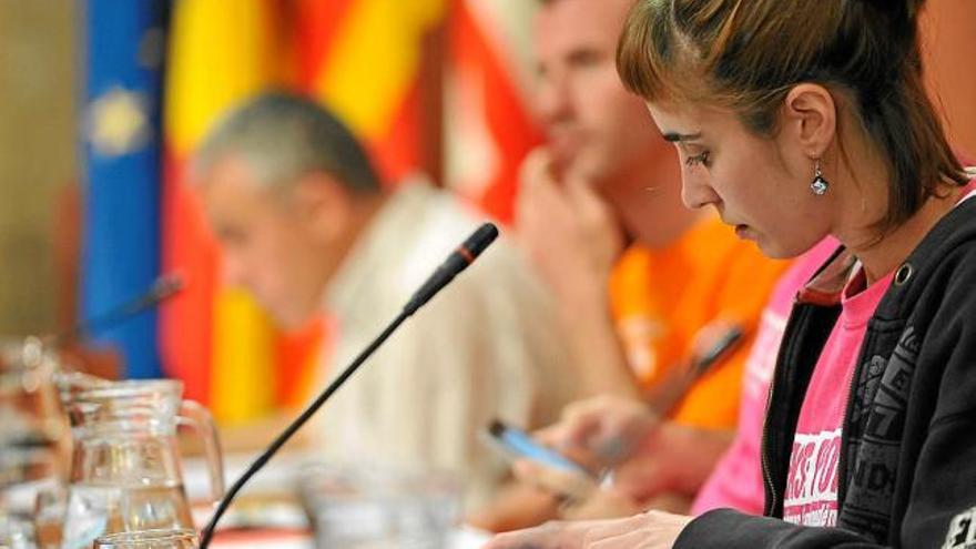 La regidora de la CUP Gemma Tomàs va ser l&#039;encarregada de defensar la moció del seu grup municipal