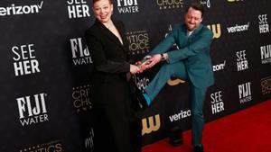 La actriz australiana Sarah Snook, ganadora del premio a Mejor Actriz de Serie Dramática por Succession, y el actor estadounidense Kieran Culkin, ganador del premio a Mejor Actor de Serie Dramática por Succession, posan en la 29ª edición de los Critics Choice Awards en el Barker Hangar de Santa Mónica, California.