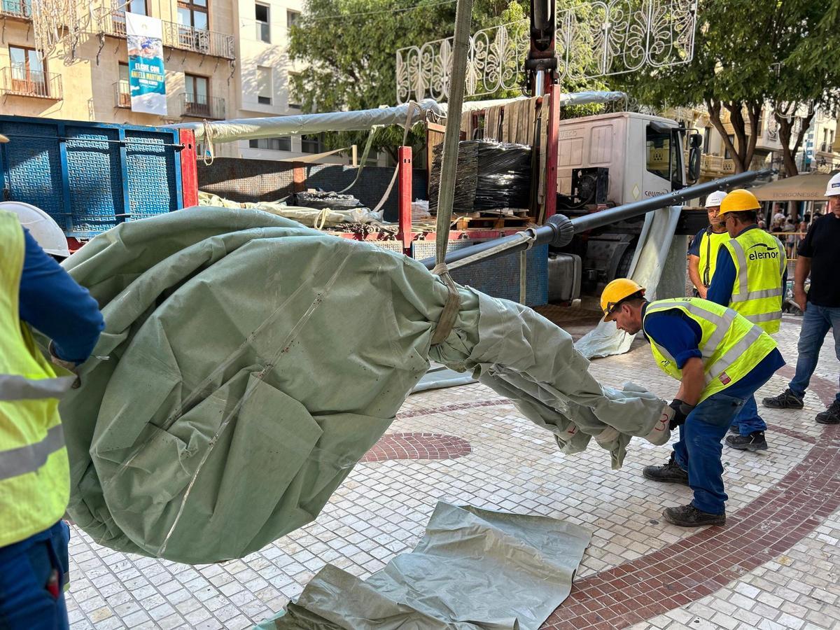 Los trabajos desarrollados este lunes en la Plaça de Baix para instalar el soporte de las luminarias.