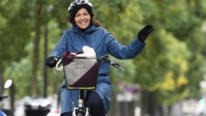 Anne Hidalgo, alcaldesa de París, en bicicleta por el centro de la capital francesa.