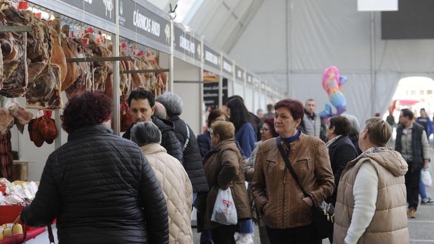 Decenas de personas visitaron la carpa de la Feira do Cocido tras su apertura.