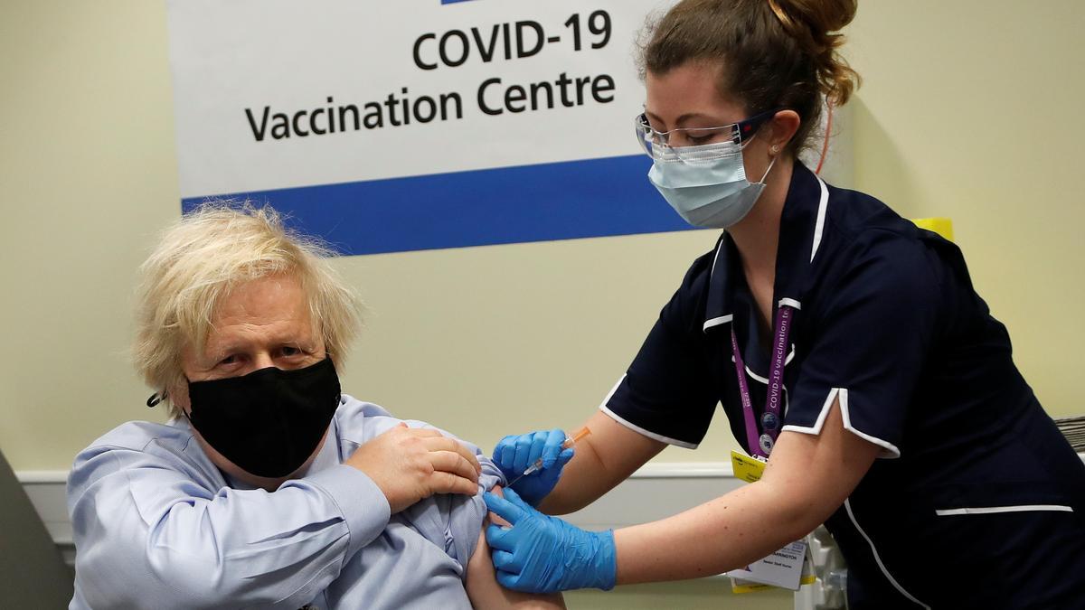 Boris Johnson sopesó inyectarse el coronavirus por televisión para demostrar que no era una amenaza