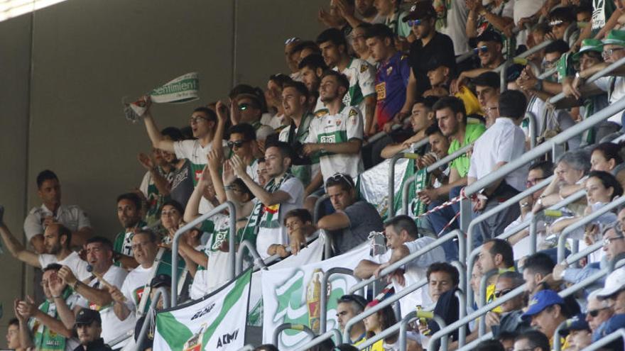 Seguidores del Elche en las gradas del Ramón de Carranza