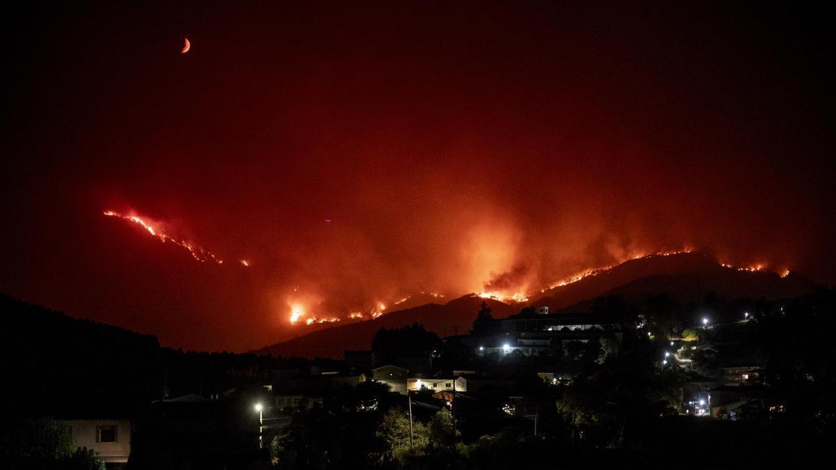 El fuego cercando Nuñomoral, el martes de la semana pasada cuando se originó el incendio.