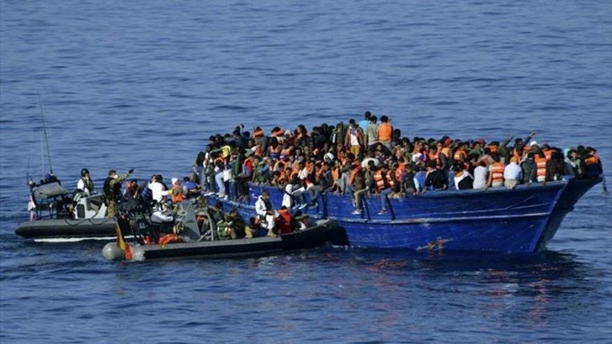 La fragata Canarias coordina el rescate de 526 inmigrantes
