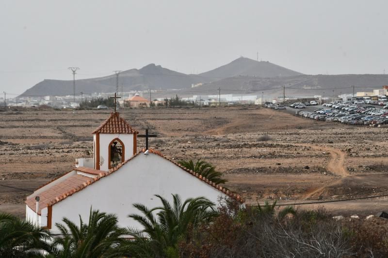 14/02/2020 OJOS DE GARZA. INGENIO. Vistas del municipio desde el puente de la GC-1 con calima. Iglesia y pueblo de Ojos de Garza.  Fotógrafa: YAIZA SOCORRO.  | 14/02/2020 | Fotógrafo: Yaiza Socorro