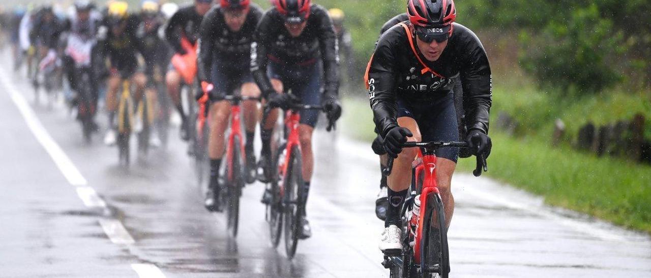 El equipo Ineos conduce al pelotón del Giro bajo la lluvia.