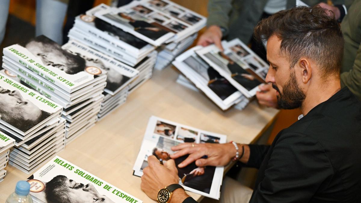 Cristhian Stuani firma ejemplares del libro que ya está a la venta en los centros de El Corte Inglés.