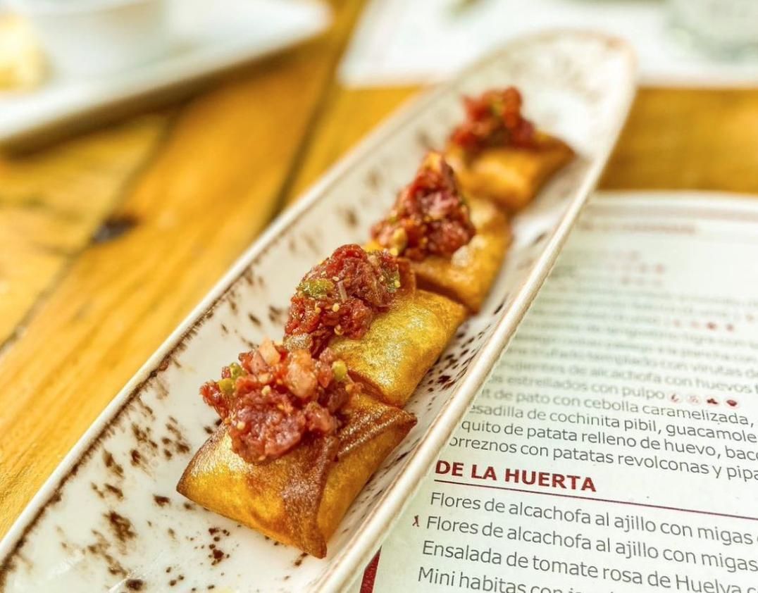 Saquito de patata relleno de huevo, bacon y steak tartar