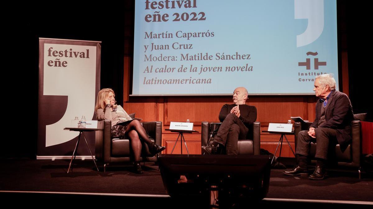 De izda. a dcha., Matilde Sánchez, Martín Caparrós y Juan Cruz durante el acto de este martes en el Instituto Cervantes de Madrid.