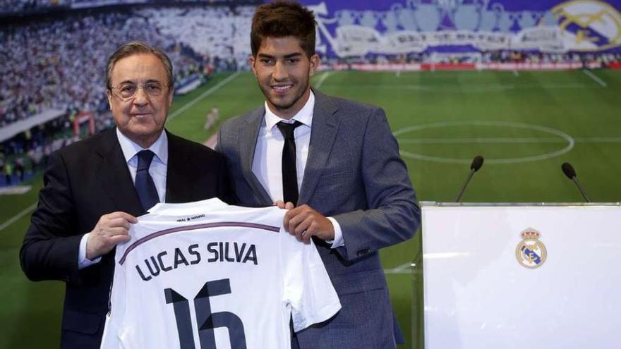 Florentino Pérez y Lucas Silva, ayer, con la camiseta que lucirá el centrocampista brasileño. // Susana Vera