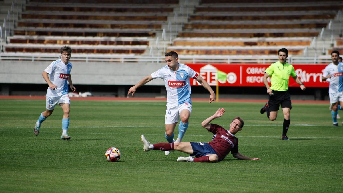 Samu Rodríguez, un dos capitáns da SD Compostela, escollido mellor xogador da tempada