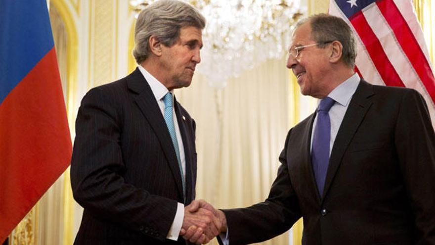 John Kerry saluda a Sergei Lavrov