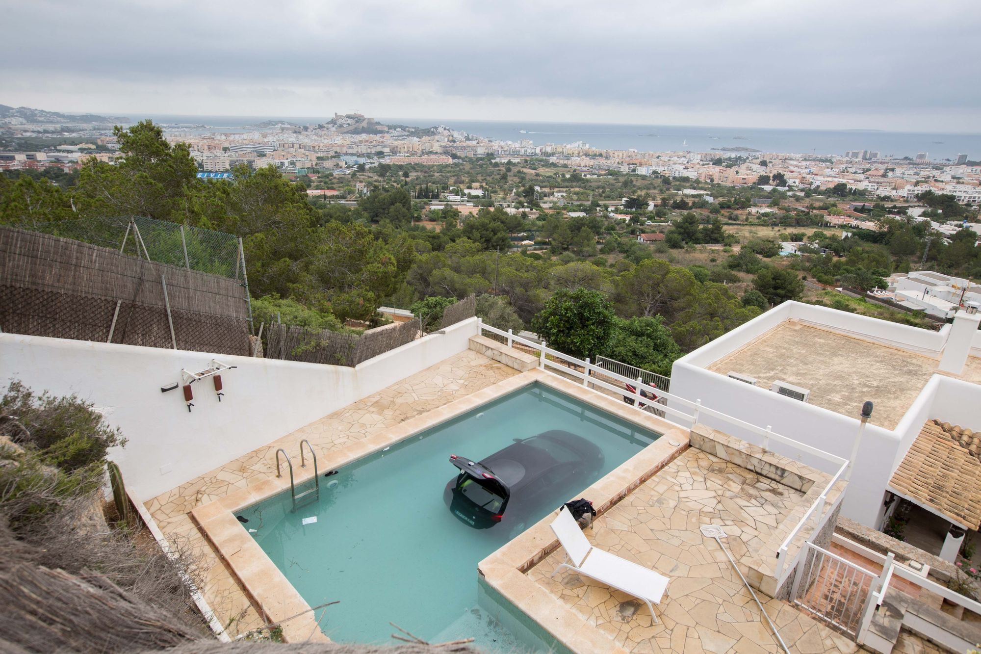 Un coche cae a una piscina del barrio en Ibiza
