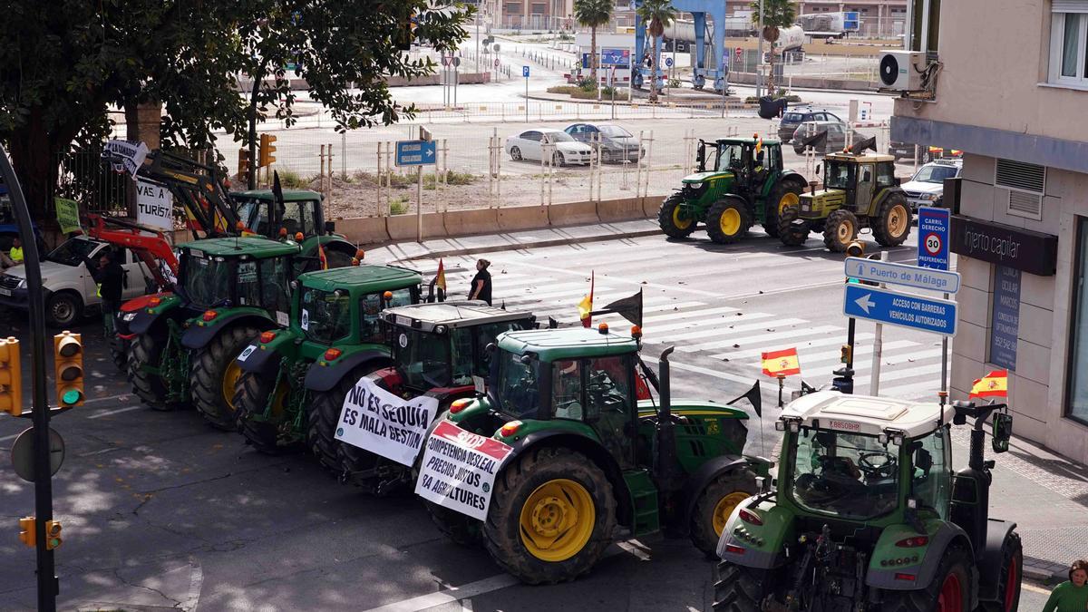 Accesos al Puerto de Málaga cortados por los agricultores