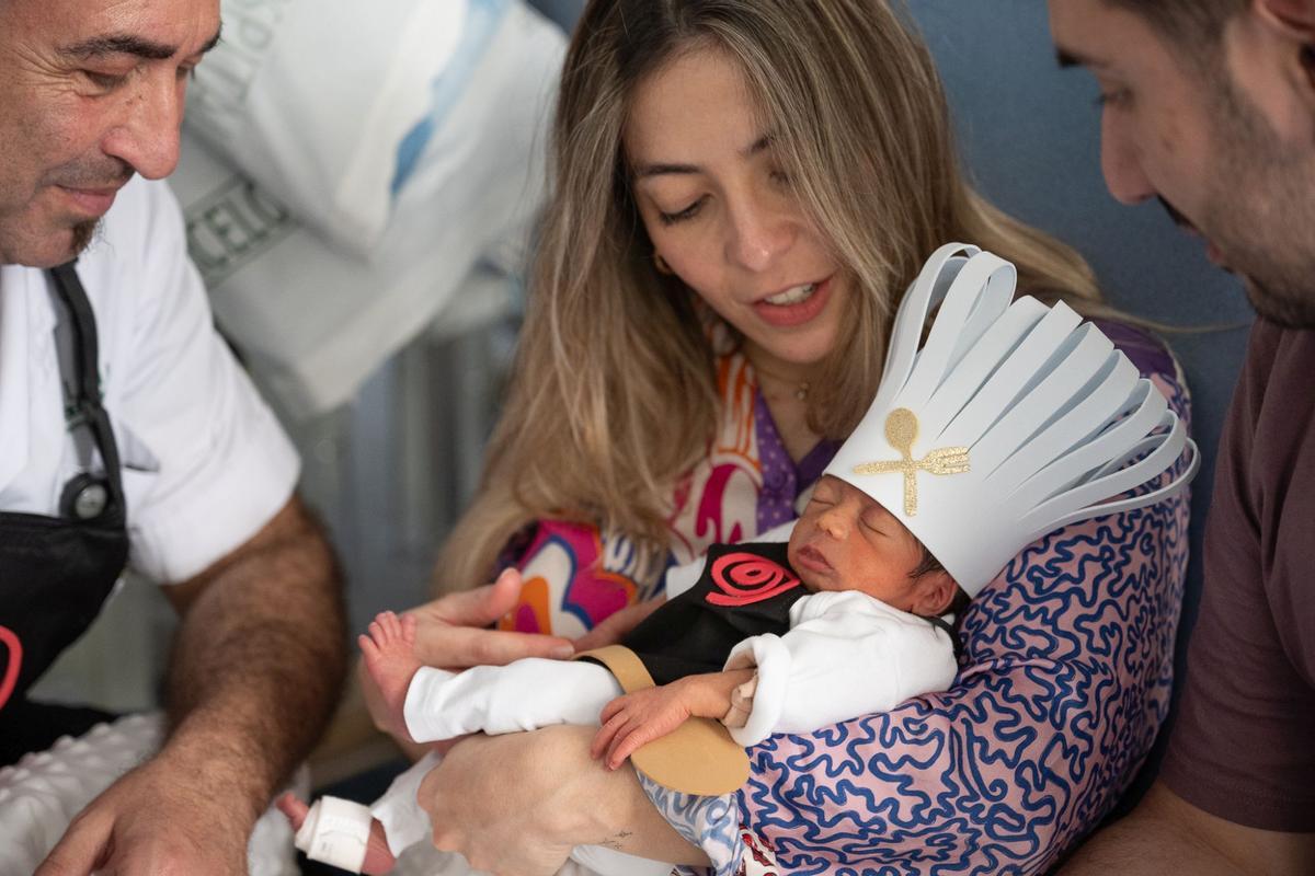 Los bebés ingresados en la UCI neonatal del Clínic se convierten en pequeños cocineros por Carnaval