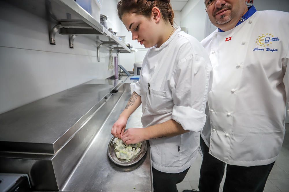 Niki Pavanelli, cocinero del restaurante tinerfeño Il Bocconcino, gana con su «Tierra y mar» el primer premio de la V edición del certamen guardamarenco