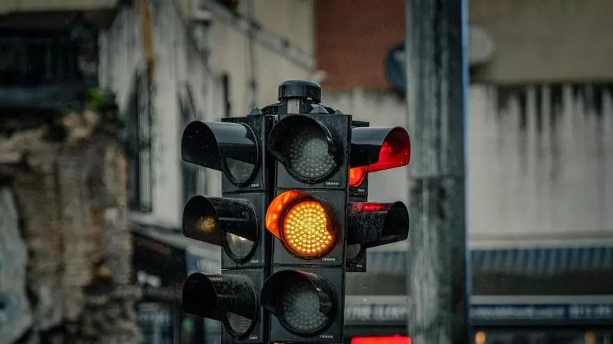 Vídeo | La DGT pone fecha al cambio de los semáforos que afectará a todas las ciudades de España: adiós definitivo al ámbar intermitente