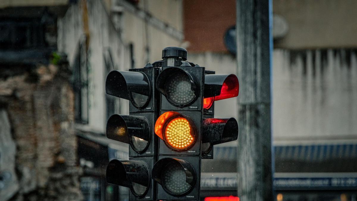 Vídeo | La DGT pone fecha al cambio de los semáforos que afectará a todas las ciudades de España: adiós definitivo al ámbar intermitente