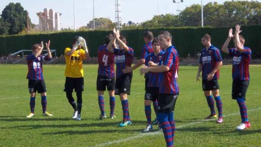 Los jugadores del Eldense saludando en el campo Díez Iborra de Elche.