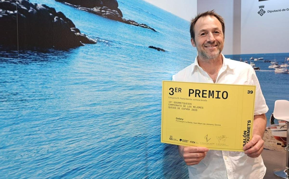 Pablo García, responsable de La Balda, mostra el diploma del tercer premi per al seu formatge Golany.