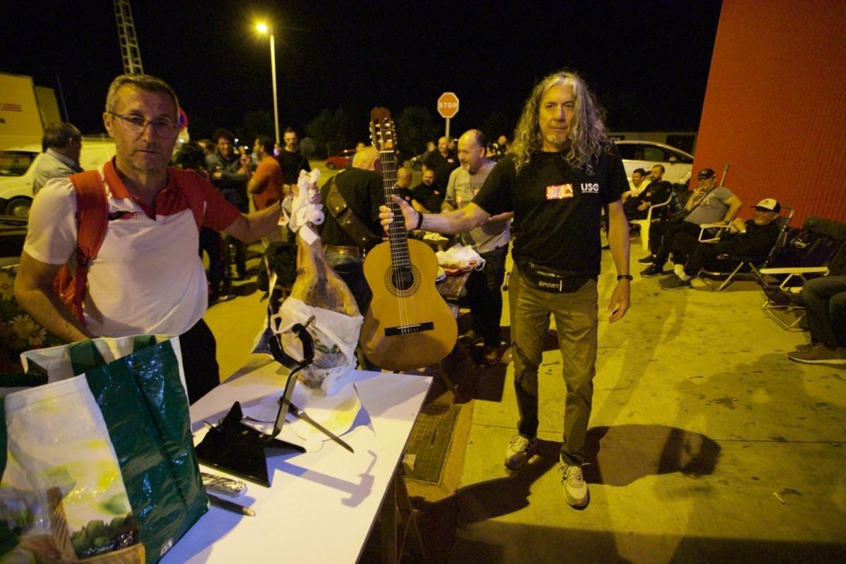 Los conductores amenizan la acampada de protesta con el sonido de una guitarra española.