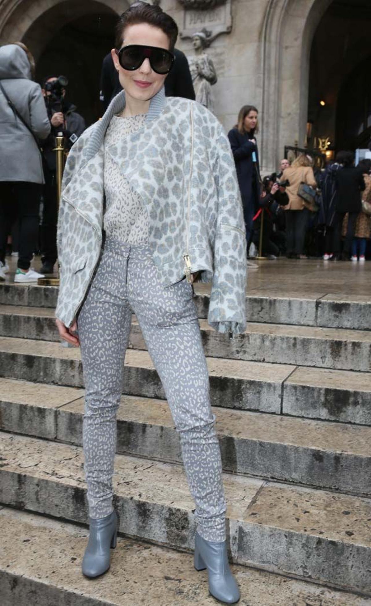 Noomi Rapace llega al desfile de Stella McCartney en la Paris Fashion Week.