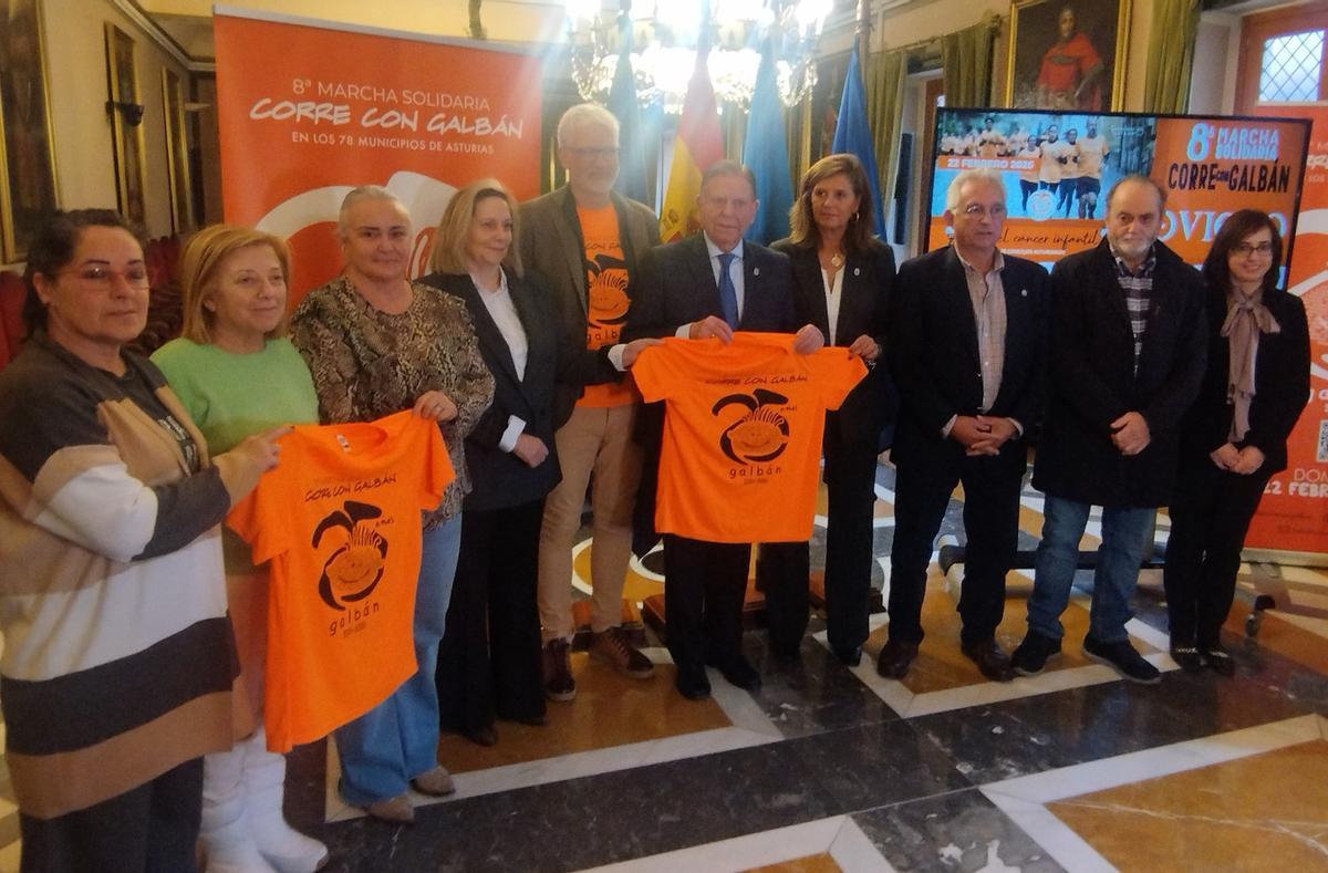 La alcaldesa, Eva María Pérez, tercera por la izquierda, en la presentación de la carrera