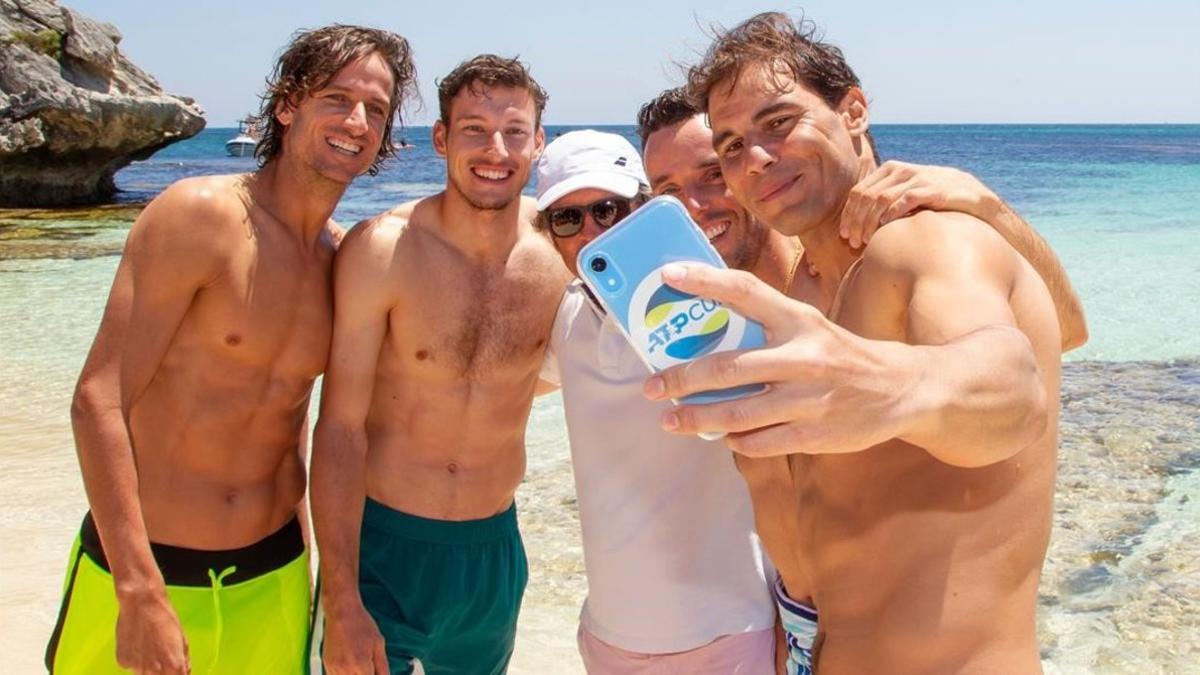 zentauroepp51547399 tennis player rafael nadal of spain  r  takes a selfie with 200101165000