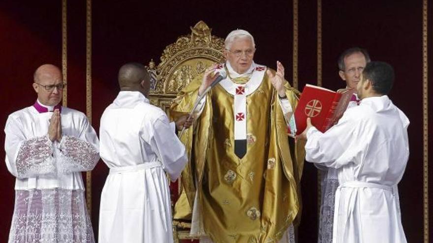 Los tapices con las imágenes de los ya santos Bonifacia Rodríguez de Castro, Guido María Conforti y Luigi Guanela, en la portada de la Basílica de San Pedro del Vaticano.