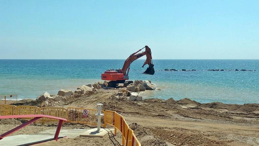 La construcción del espigón en la playa del Fortí estará acabada antes del verano